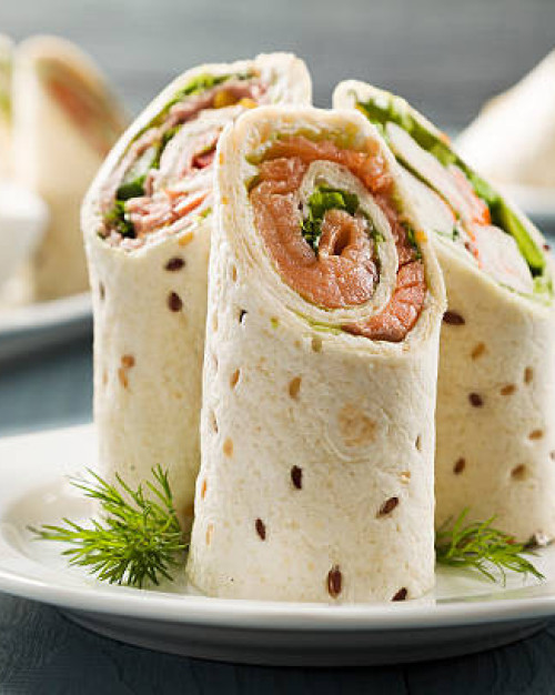 Plateau de 10 minis wrap saumon fumé et crème d'avocat