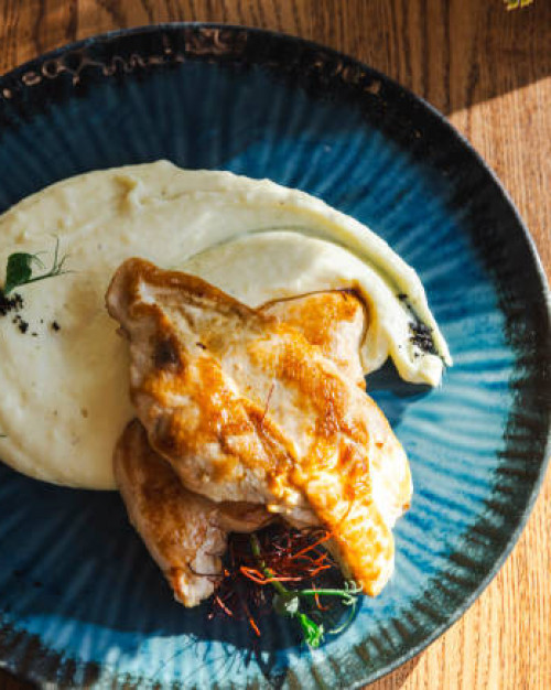 Filet de poulet rôti, purée maison, poêlée de courgettes