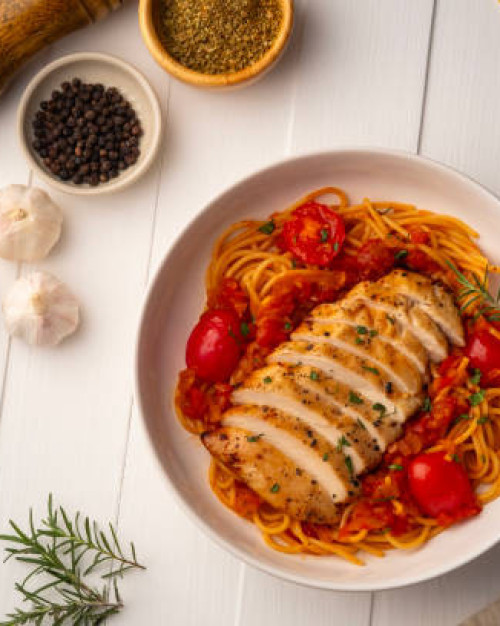 Filet de poulet au paprika, courgettes, carottes & spaghettis